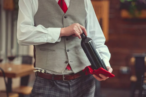 Ober met een fles — Stockfoto