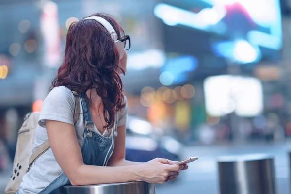 Girl with headphones in New York — Stock Photo, Image