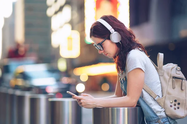 Messaging girl outdoors — Stock Photo, Image