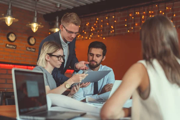 Teamarbeit auf dem Dachboden — Stockfoto