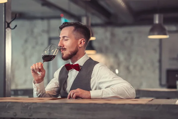 Человек дегустирует вино — стоковое фото