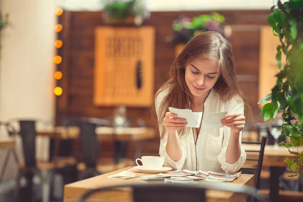 Ragazza attraente con una foto — Foto Stock