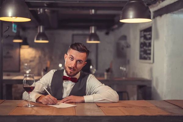 Schreibender Mann drinnen — Stockfoto