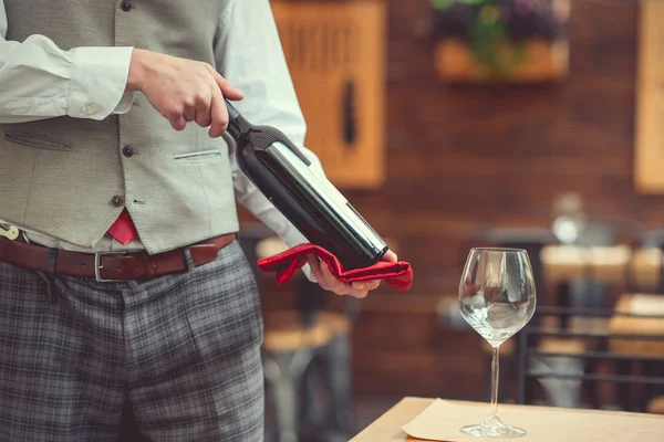 Man med en flaska vin — Stockfoto