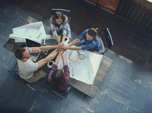 Travail d'équipe sur le lieu de travail — Photo