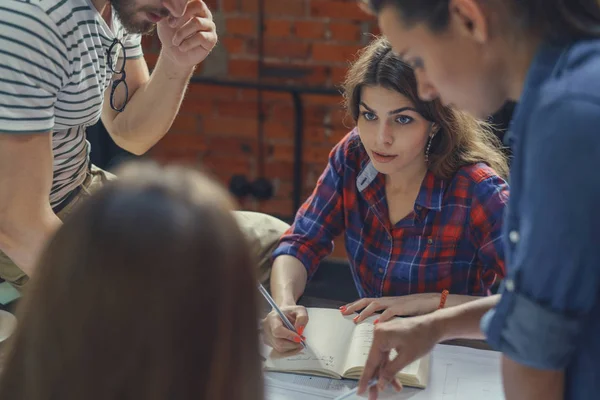 Trabalhando jovens hipsters no trabalho — Fotografia de Stock