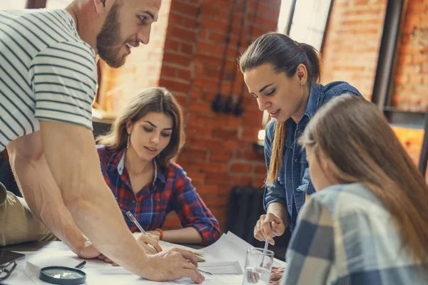 Jóvenes profesionales en interiores — Foto de Stock