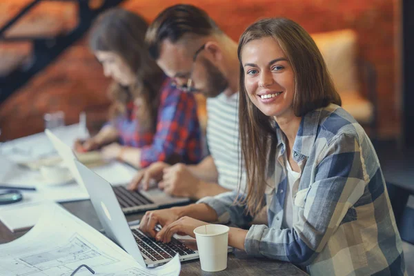 Smiling girl with laptop — Stock Photo, Image