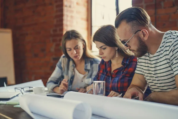 Travail d'équipe dans le loft — Photo