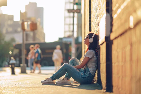 Young girl in the street — Stock Photo, Image