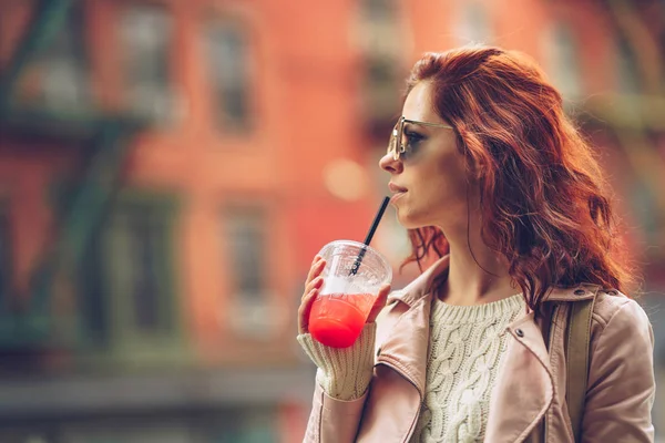 Genç bir kadın açık havada — Stok fotoğraf