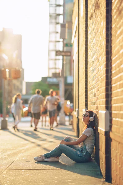 Молодая женщина на улице — стоковое фото