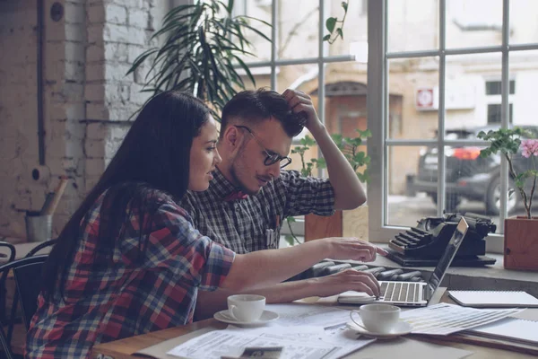 Jeune couple au travail — Photo