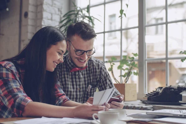 Coppia al lavoro — Foto Stock