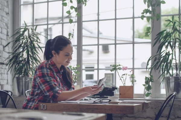 Mujer sonriente en interiores — Foto de Stock