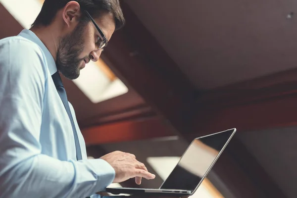 Profesional con portátil — Foto de Stock