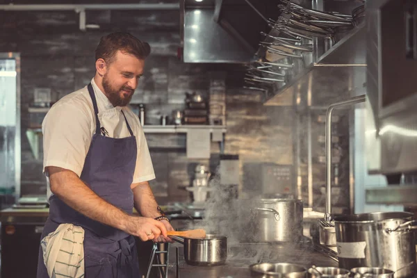 Jeune chef préparant — Photo