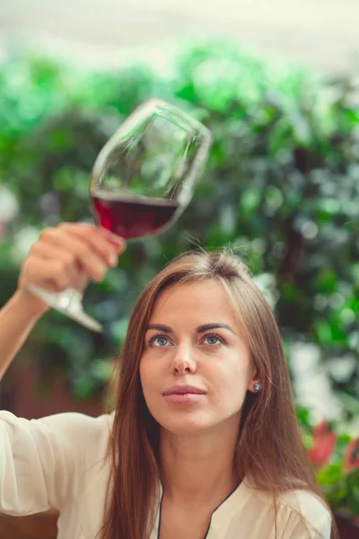 Jovem sommelier dentro de casa — Fotografia de Stock