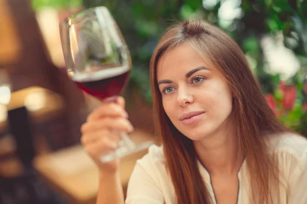 Женщина пробует вино — стоковое фото