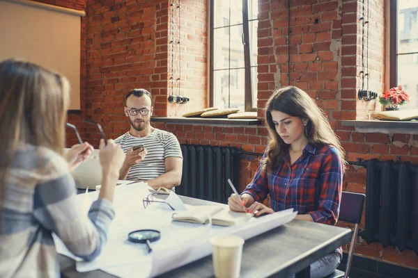 Friends in workplace — Stock Photo, Image