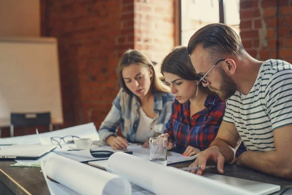 Les gens d'affaires sur le lieu de travail — Photo