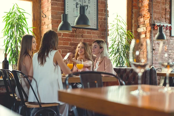 Reunión con amigos en interiores — Foto de Stock