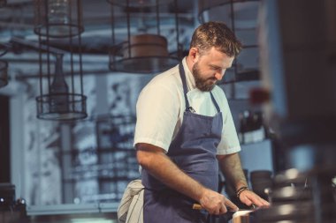 Genç adam mutfakta.