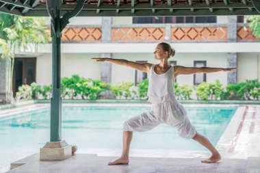 Yoga yapan genç kadın.