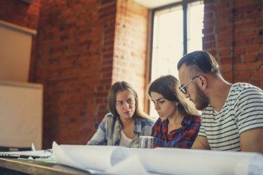 Genç insanlar çalışma