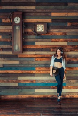 Kulaklıklı genç bir kadın.