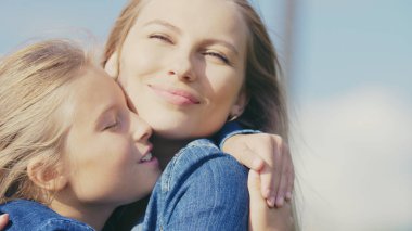 genç anne ve kızı