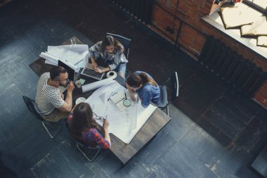 Çatı katında iş adamları