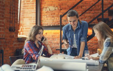 çalışan genç insanlar