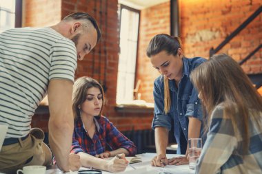 Genç insanlar çalışma