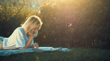 Genç kız kitap okuyor.