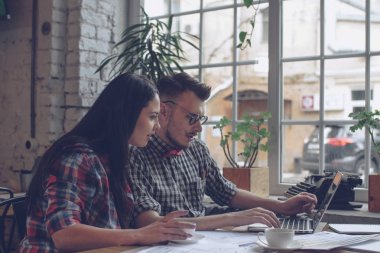 Kapalı genç çekici çift