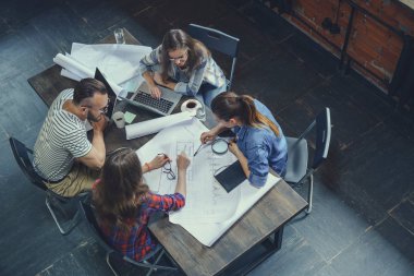 Çatı katında çalışan iş insanlar