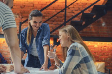 Çalışan genç gülümseyen insanlar