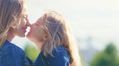 Gülümseyen aile tatil