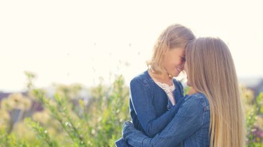 Anne ve kızı tatile gülümseyen