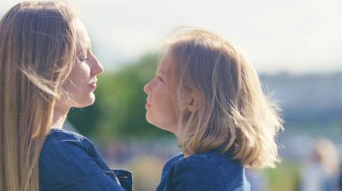 genç anne ve kızı