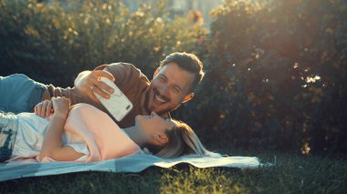 Mutlu çift selfie çekiyor.