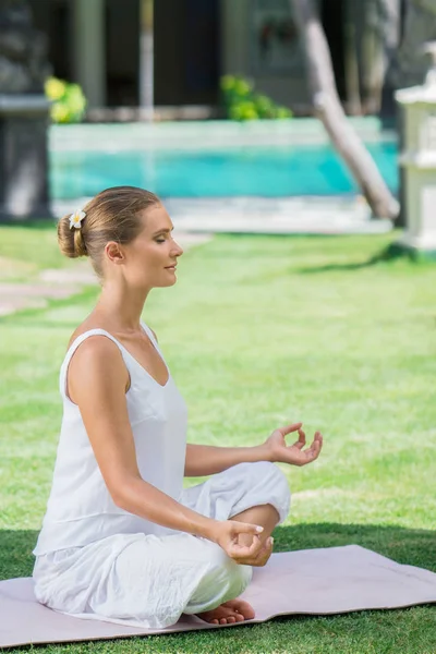 Meditasi gadis luar ruangan — Stok Foto