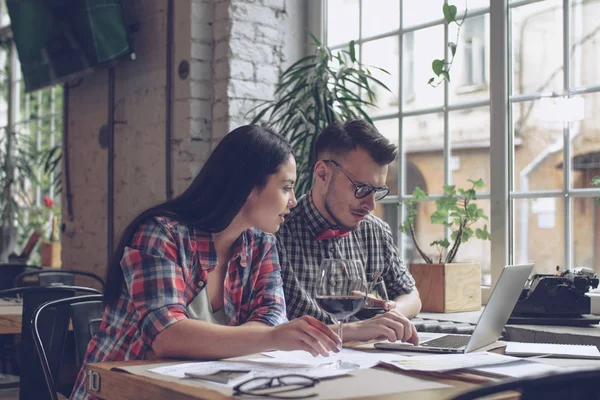 Çalışma çift kapalı