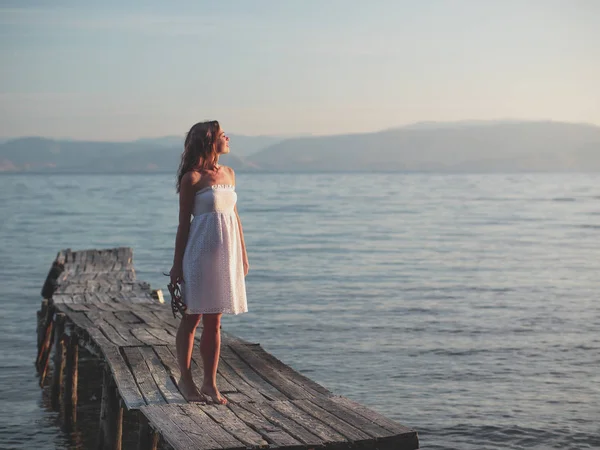 Mladá žena na dovolené — Stock fotografie