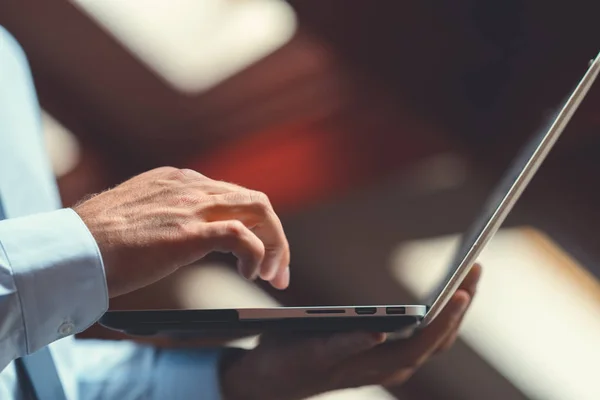 Uomo di lavoro con laptop — Foto Stock