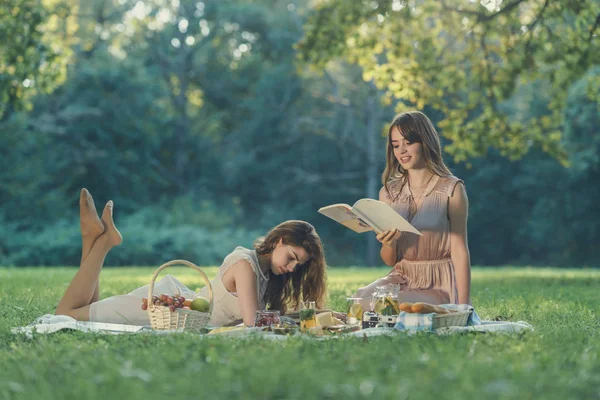 Unge jenter på piknik – stockfoto