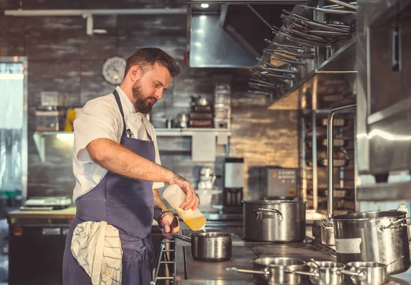 Restoranda genç Şef