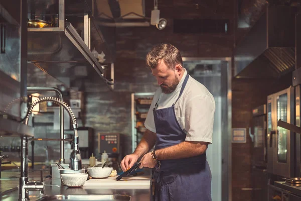 Profissional na cozinha — Fotografia de Stock