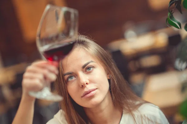 Menina atraente com um copo de vinho — Fotografia de Stock